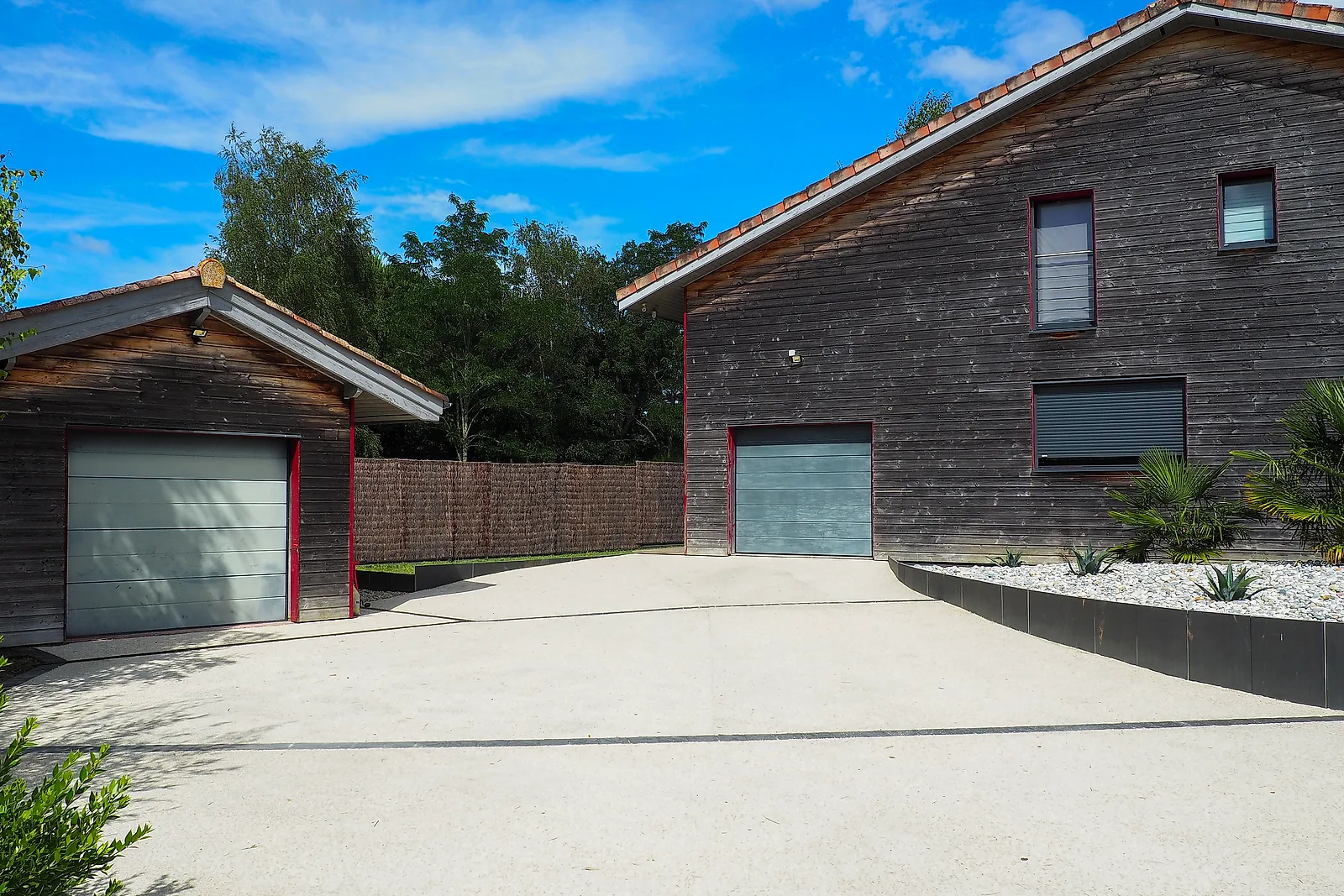 Arrivée avec vue sur les deux garages