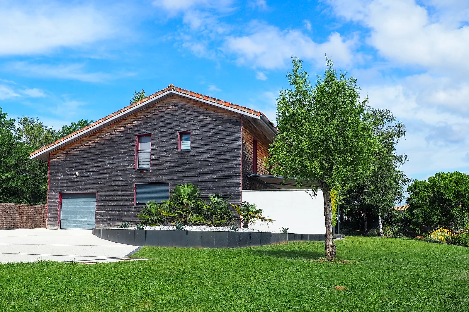 Arrivée vers la maison depuis l'extérieur