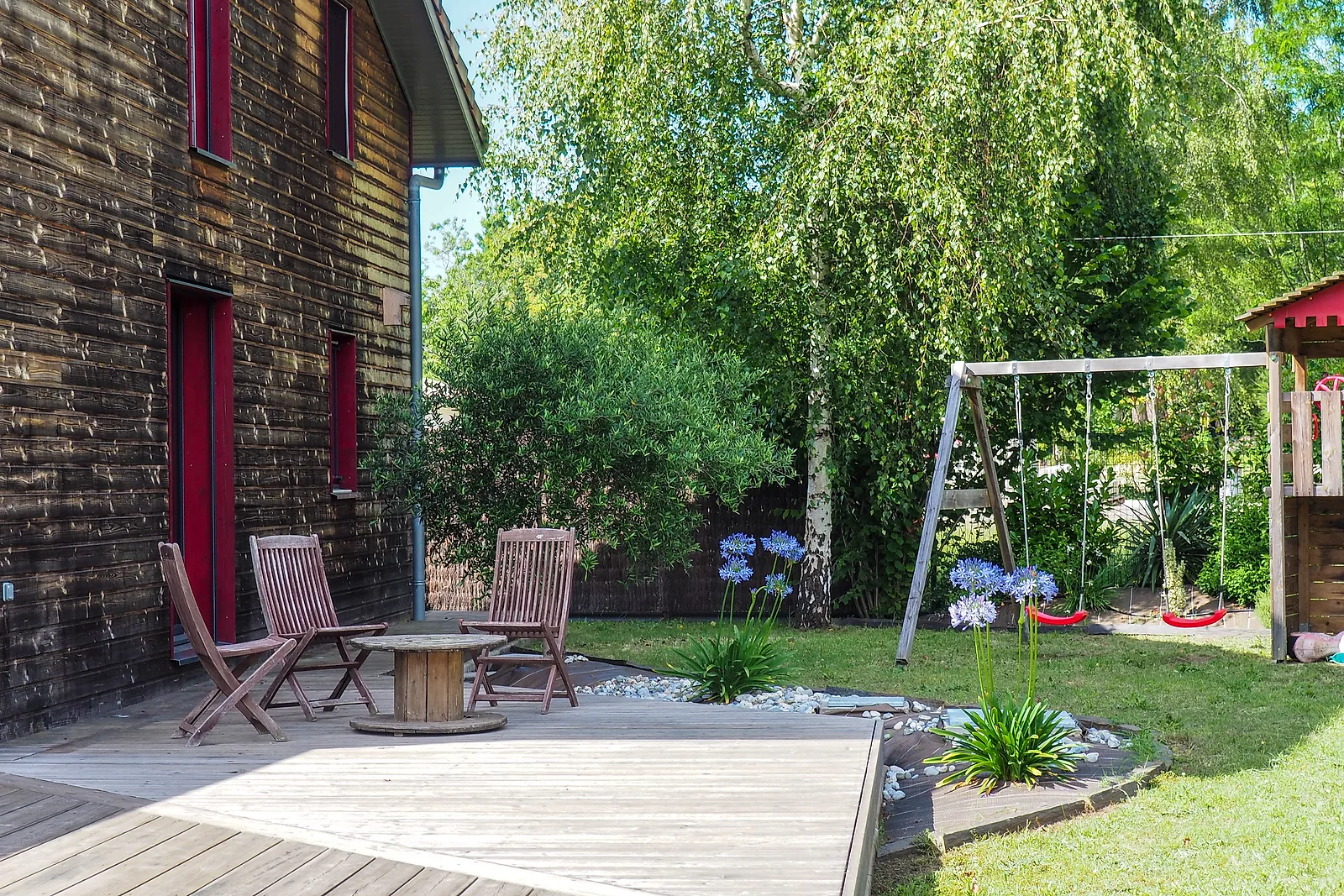 Terrasse est de la maison avec vue sur le jardin