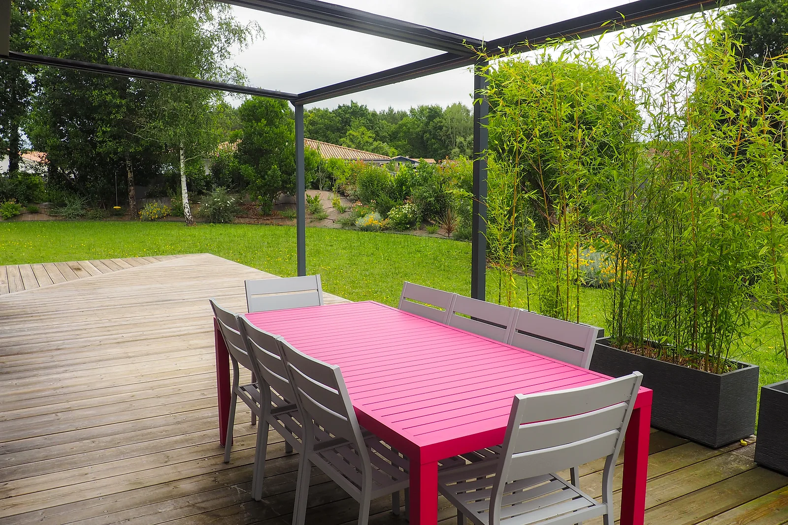 Terrasse sud et façade de la maison