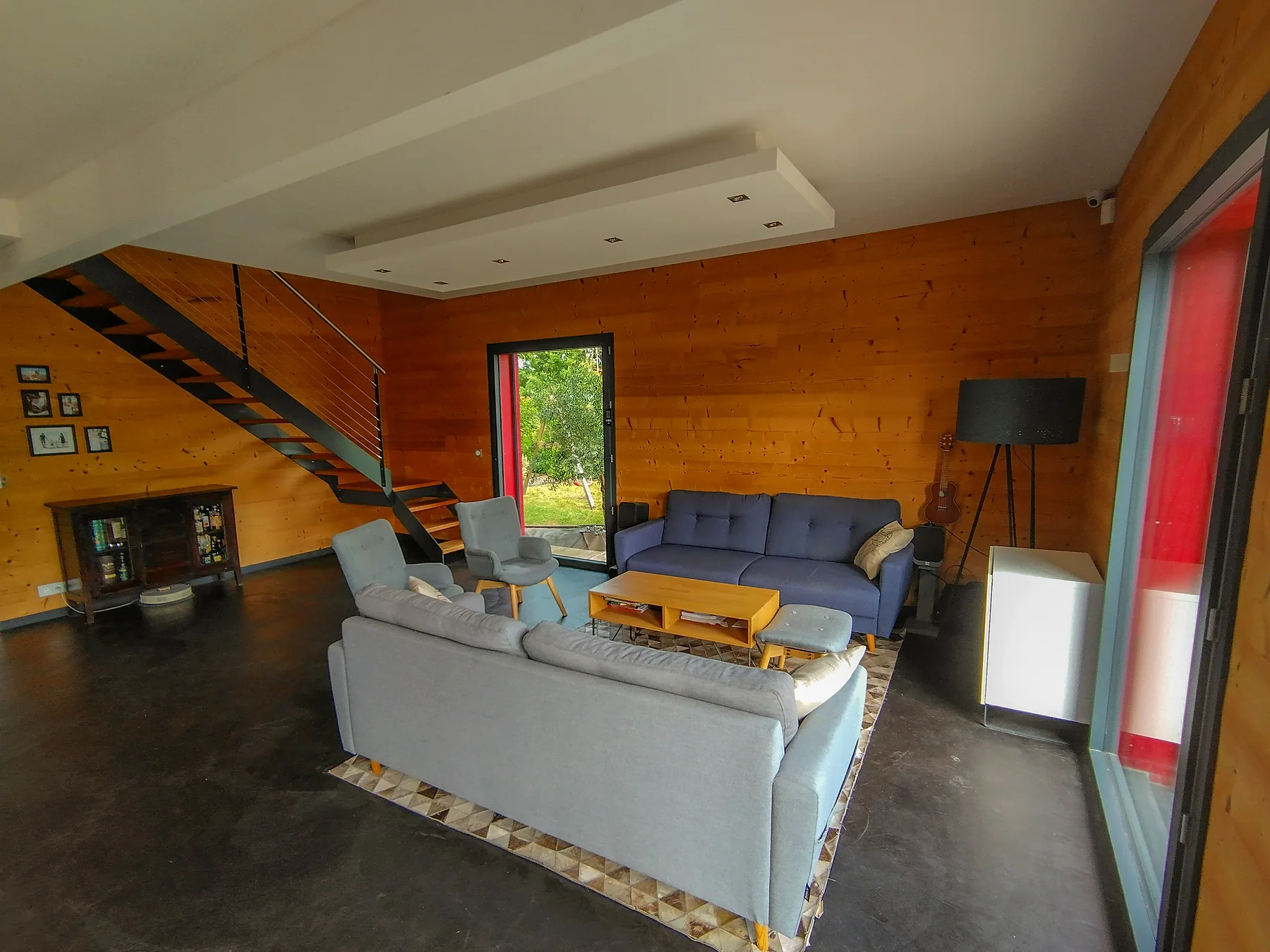 Salon lumineux avec vue sur l'extérieur